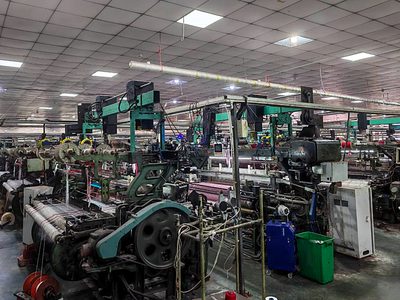 قاعة نسيج بصفوف من الأنوال الصناعية