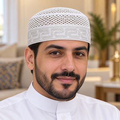 طاقية مطرّزة بإطار هندسي — على الرأس
