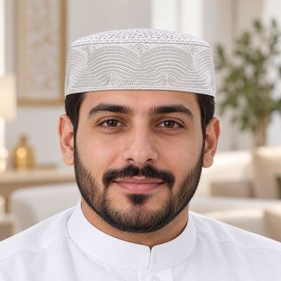 طاقية مطرّزة بنقشة الأقواس — على الرأس