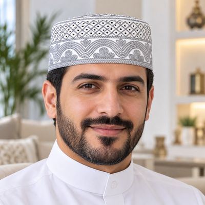 طاقية مطرّزة بخيط رمادي — على الرأس